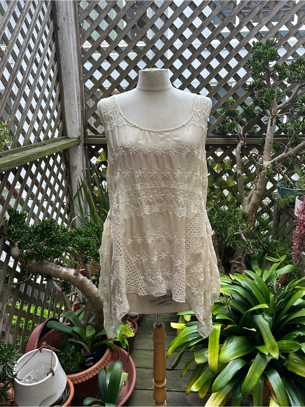 4 Love And Liberty,  Lace Overlay Sleeveless Tunic Top - Cream Size Small. EUC